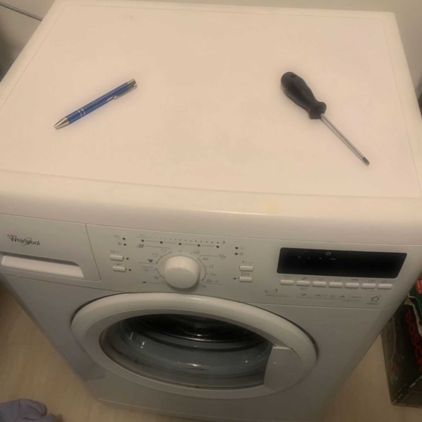 pračka Whirlpool s nářadím na vrchní desce - Servis-Expert.cz